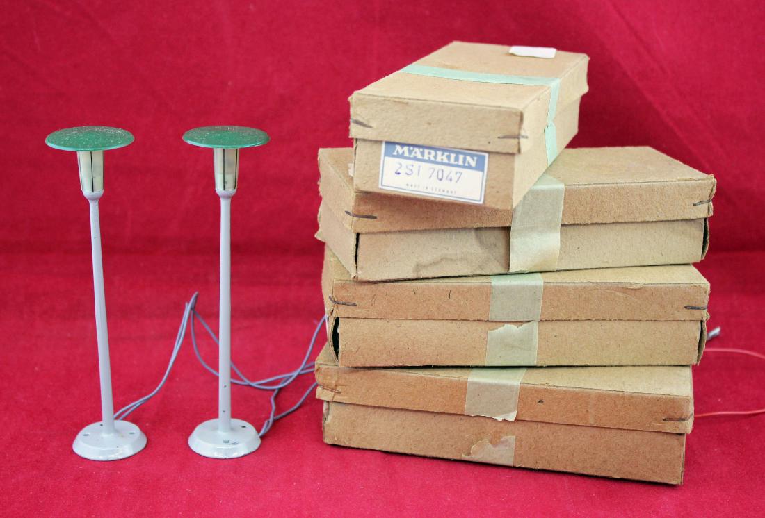 8 Marklin Electric Street Lights #7047 (1 of 3)