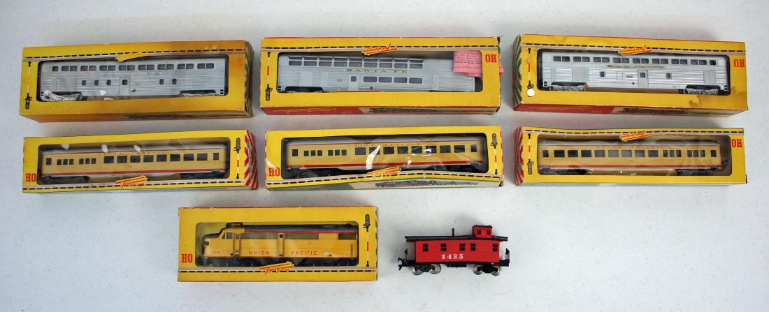 8 Fleischmann HO Locomotives Cars & Caboose (1 of 8)