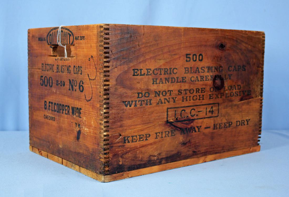 Dupont Blasting Cap #6 Wooden Finger Jointed Box (1 of 4)