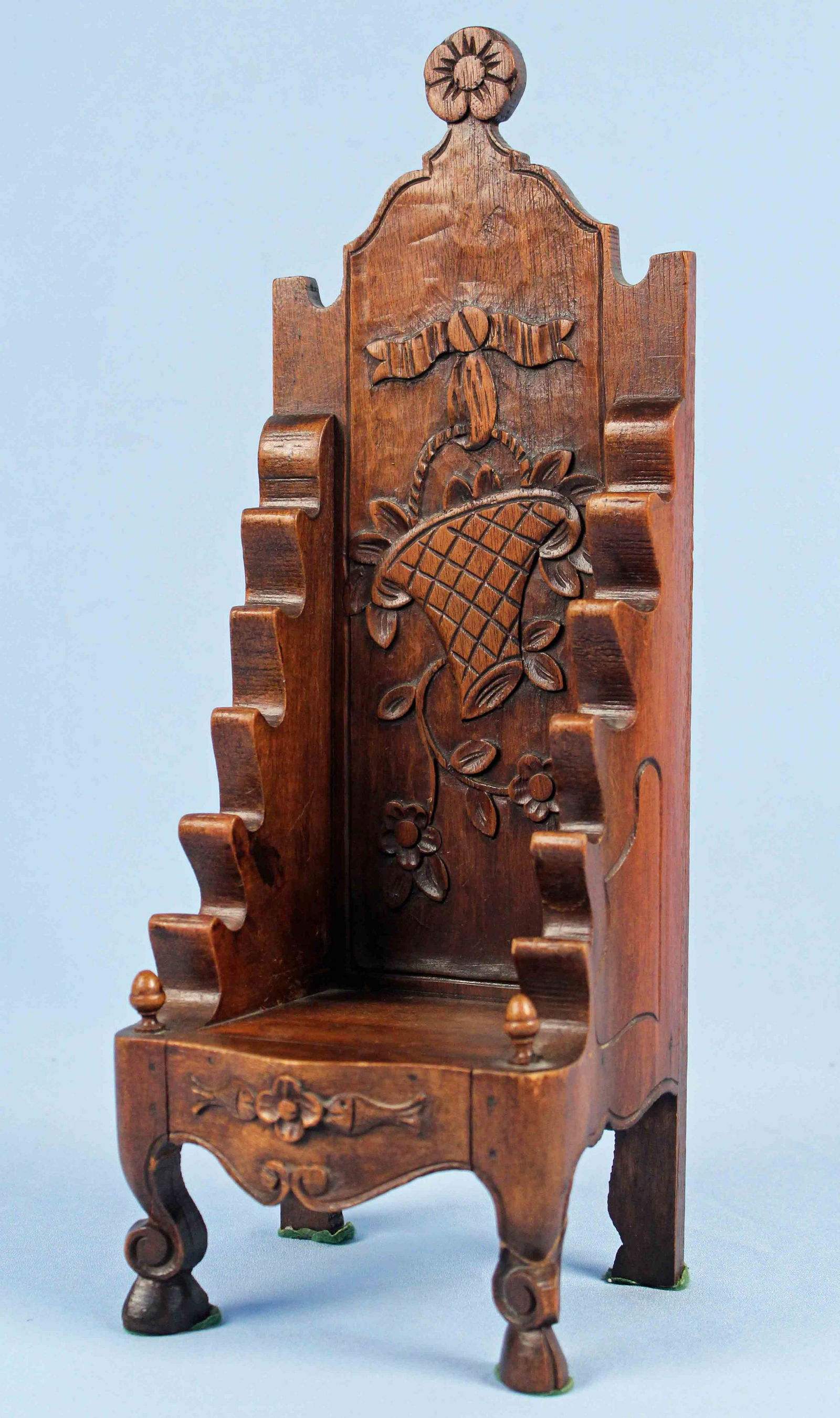 Louis XV Style French Mahogany Knife Rest: 18th/19th Century Louis XV Style French Mahogany Knife Rest. This piece has an Idlehouse, Memphis, Tennessee label on base. Idlehouse was located in the famed Peabody Hotel in downtown Memphis. Measur