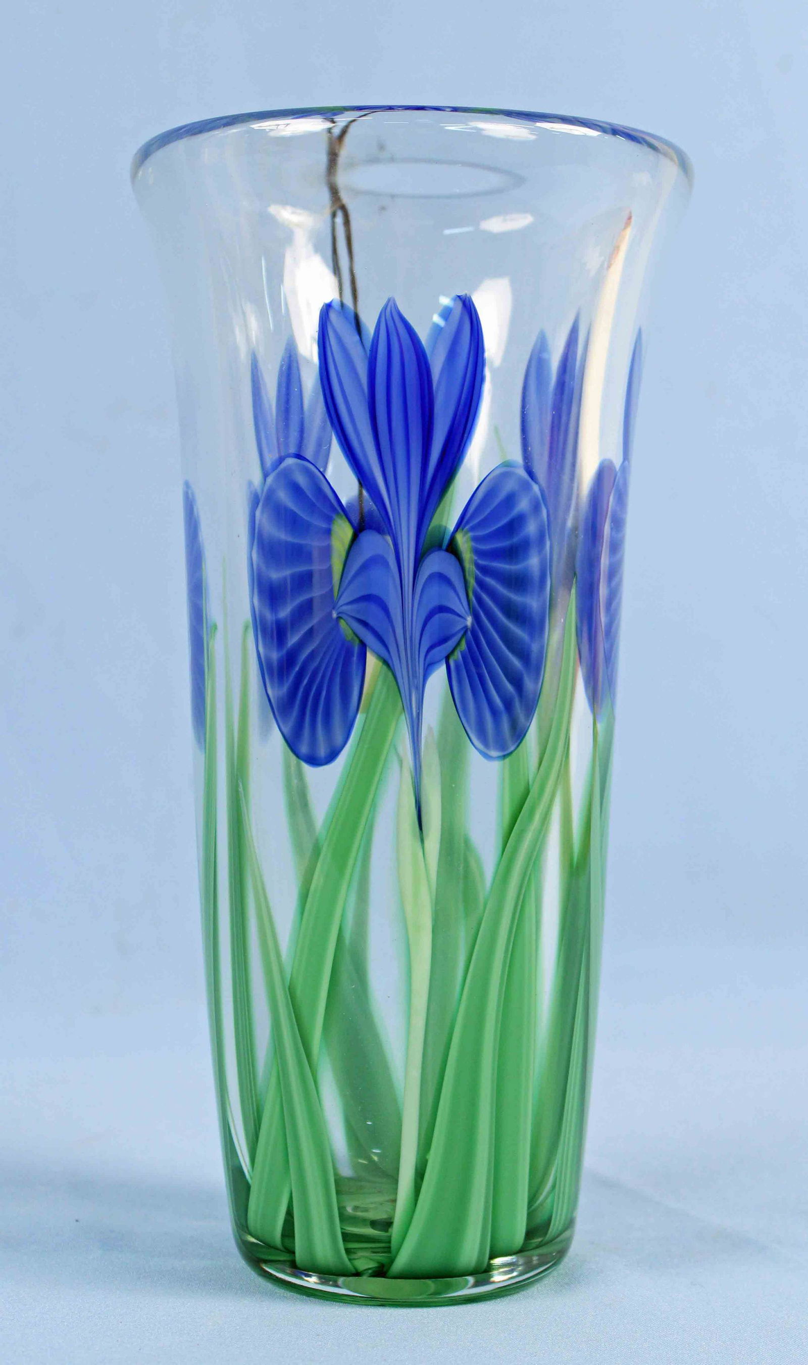 11.25" H. Orient & Flume Floral Art Glass Vase: Orient & Flume, Chico, CA, Floral Art Glass Vase. Measures 11.25" H. X 5.75" Dia. Condition: Good Condition with no cracks, chips or damage.