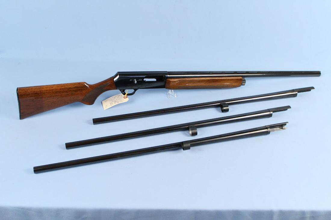 Browning 2000 Semi Auto 12 Ga Shotgun w/ 4 BBLs: Browning 2000 Semi Auto 12 Ga Shotgun with 4 Barrels. (1) 26" Improved cylinder choke 2 3/4" shells with vented rib barrel. (1) 30" Full choke 2 3/4" shells with vented rib barrel. (1) 28" Modified ch