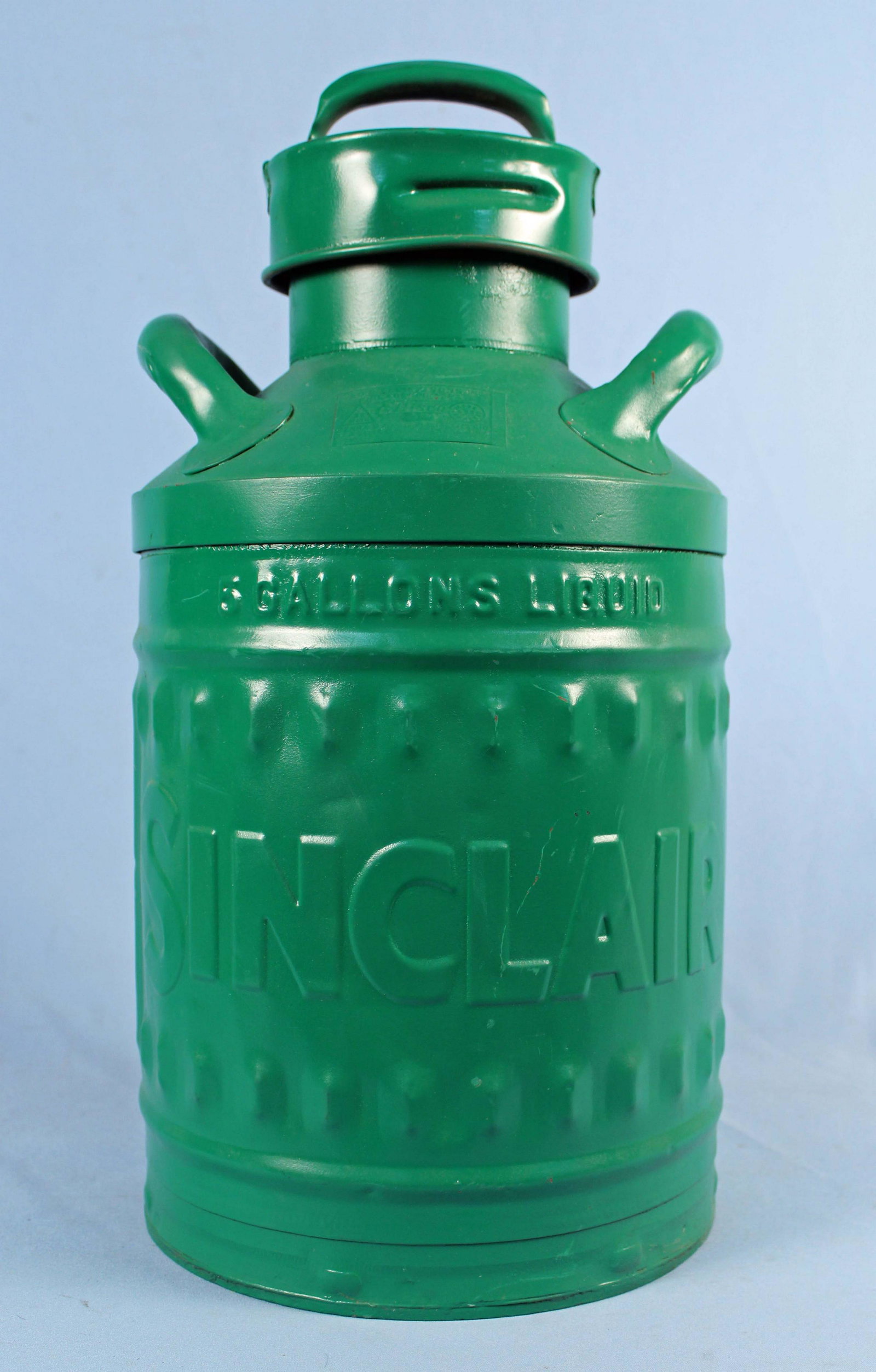 Sinclair Gas 5 Gallon Refinery Can: Rare Sinclair Gas 5 Gallon Refinery Embossed Metal Barrel Style Can. Can was manufactured by Ellisco (Ellis & Sons Co.). Can measures 21 1/2" high x 10 1/2" dia. It has original Ellisco embossed chain