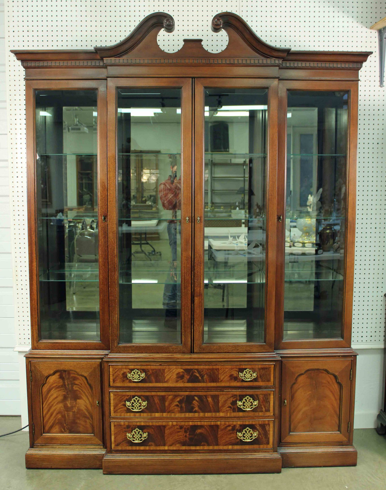 Hickory Furniture Mahogany Breakfront: Hickory Furniture "The American Masterpiece Collection" Mahogany Breakfront. The crown molding has dentil work below a broken arch and pediment. This cabinet has three crotch mahogany banded drawers i