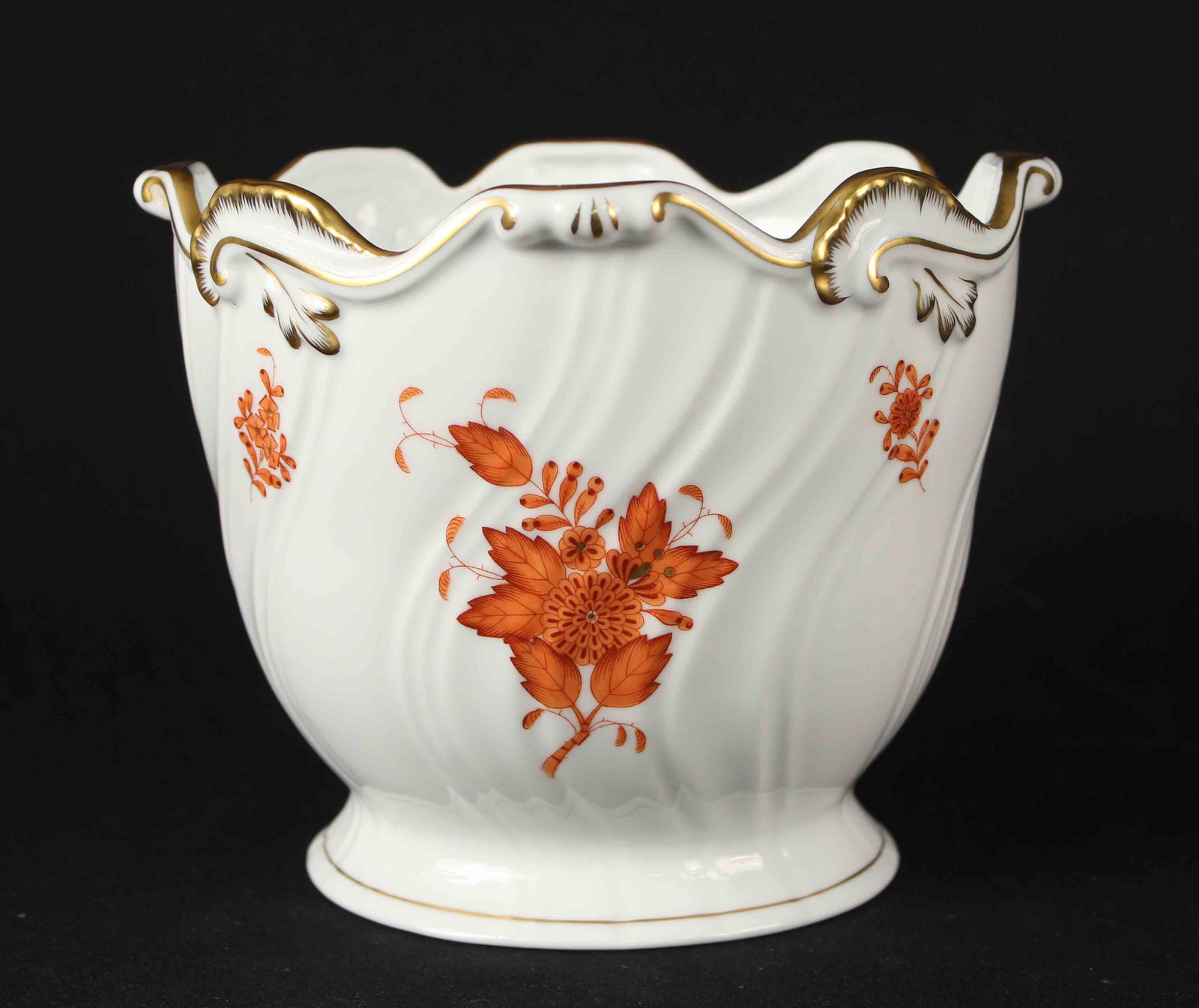 Herend Chinese Bouquet Rust Ice Bucket: Herend Chinese Bouquet Rust Ice Bucket with 24 Kt Gold Accents. Marked Herend Hungary Handpainted. The bucket has a hand-painted design depicting Chinese flowers. Measures Approx. 6" High X 7 3/4" Dia