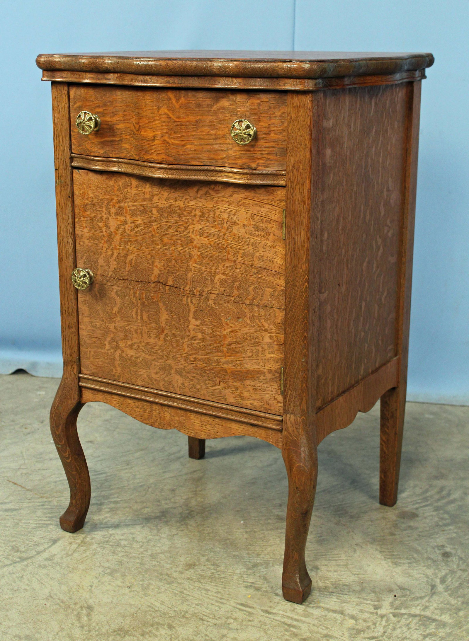 C. 1900 Oak Nightstand w/ Drawer & Lower Door: C. 1900 Quarter Sawn Oak Serpentine Front Nightstand w/ Drawer & Lower Door. Measures 29 3/4" high x 20"wide x 18 deep. Condition- Nightstand is in good condition. See photos.