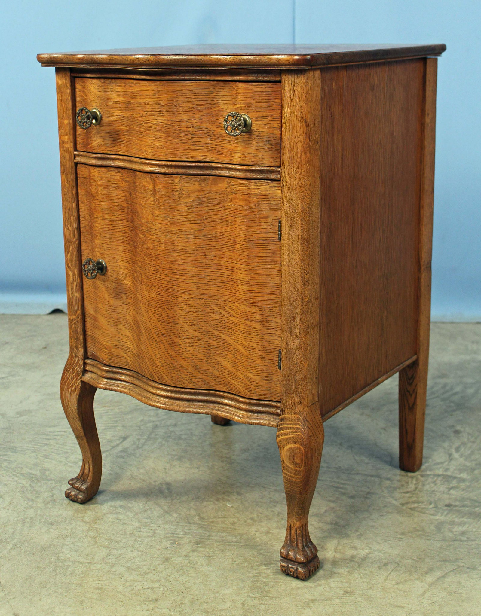 Serpentine Front Oak Nightstand C. 1900: Serpentine Front Quarter Sawn Oak Nightstand C. 1900 with Claw Feet, Lower Door, and Drawer. Measures 27 3/4" high x 18" wide x 18 1/4" deep. Condition- Nightstand is in good condition. See photos.