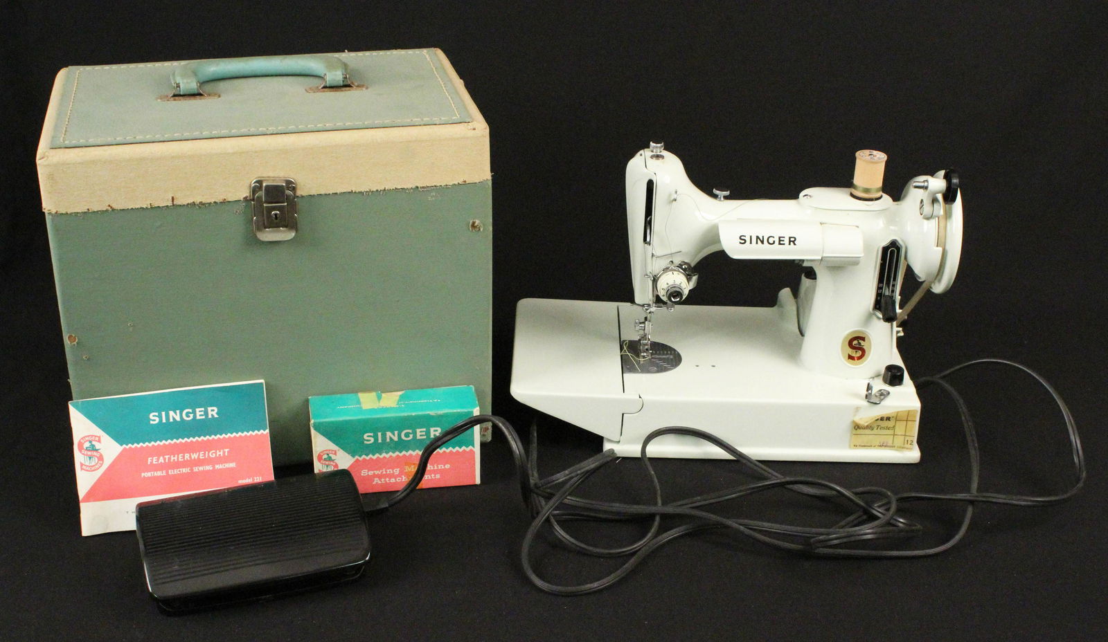 Singer Featherweight 221K Portable Sewing Machine (1 of 7)