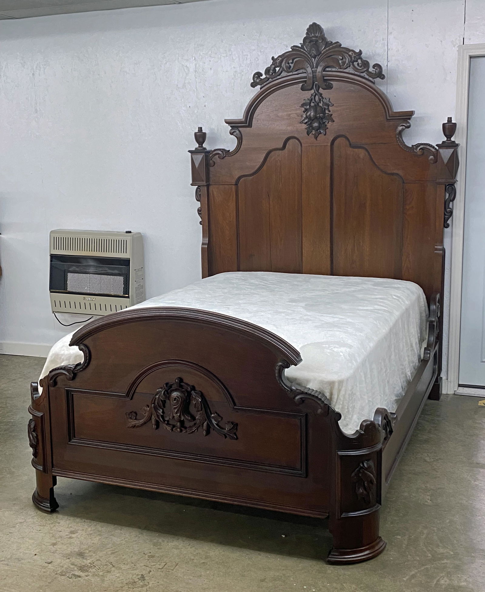 Walnut Victorian Bed Circa1860 (1 of 10)