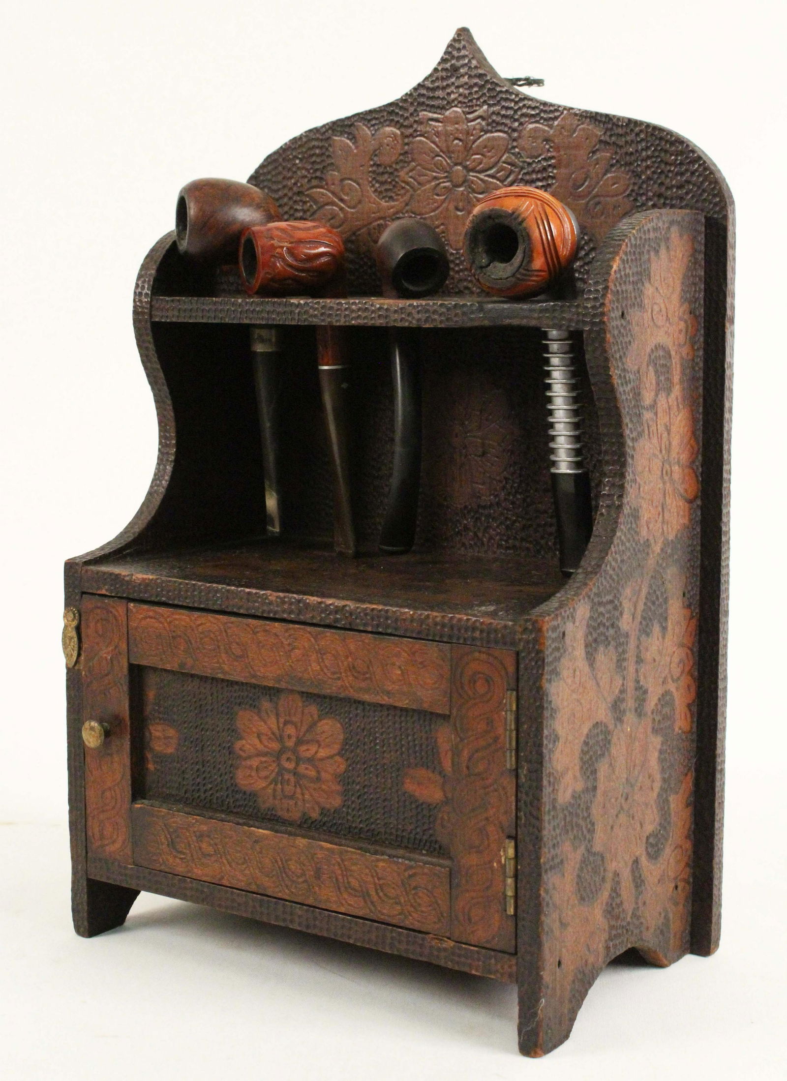 Pyrography Wooden Pipe Rack with Seven Pipes (1 of 6)