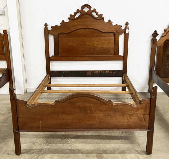 Walnut Victorian Full Size Bed