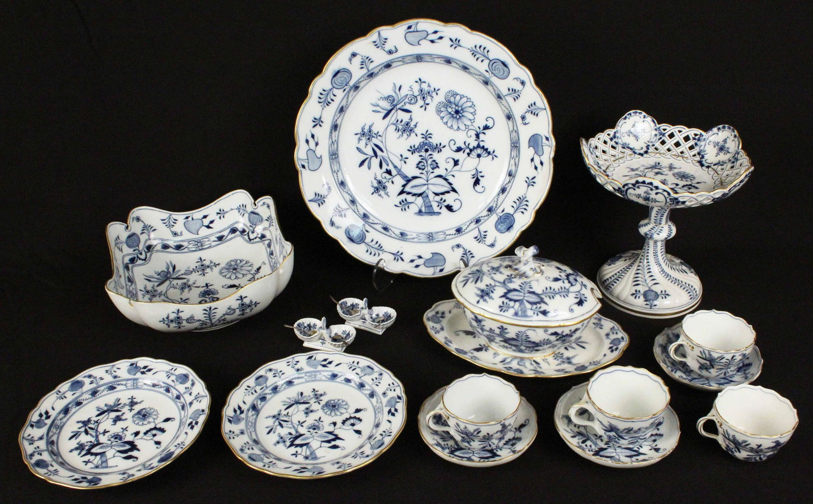 Meissen Blue Onion Porcelain Group w/ 15 Pieces (1 of 14)