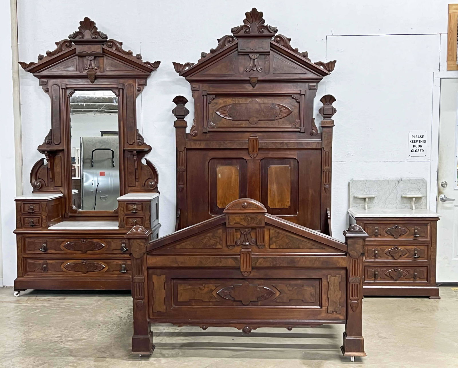 Victorian Renaissance 3 Pcs. M/T Bedroom Suite (1 of 10)