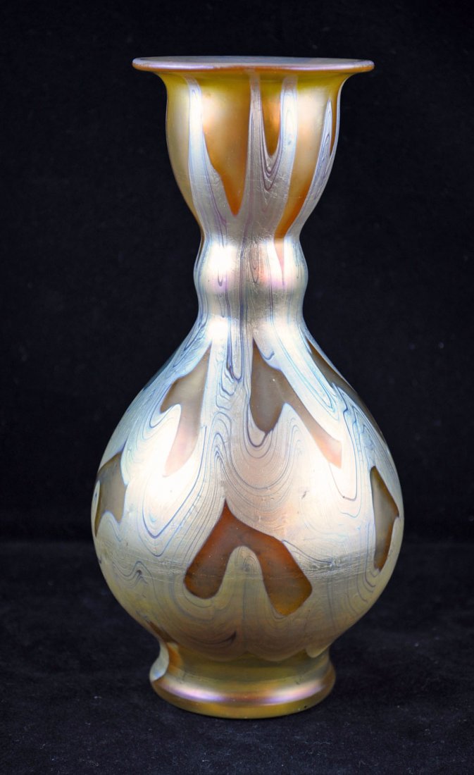 Loetz Phänomen Genre 29 Vase 8" Tall: Loetz Phänomen Genre 29 Vase 8" Tall boldly etched "Loetz / Austria" on the base, iridescent silver drizzle over gold.