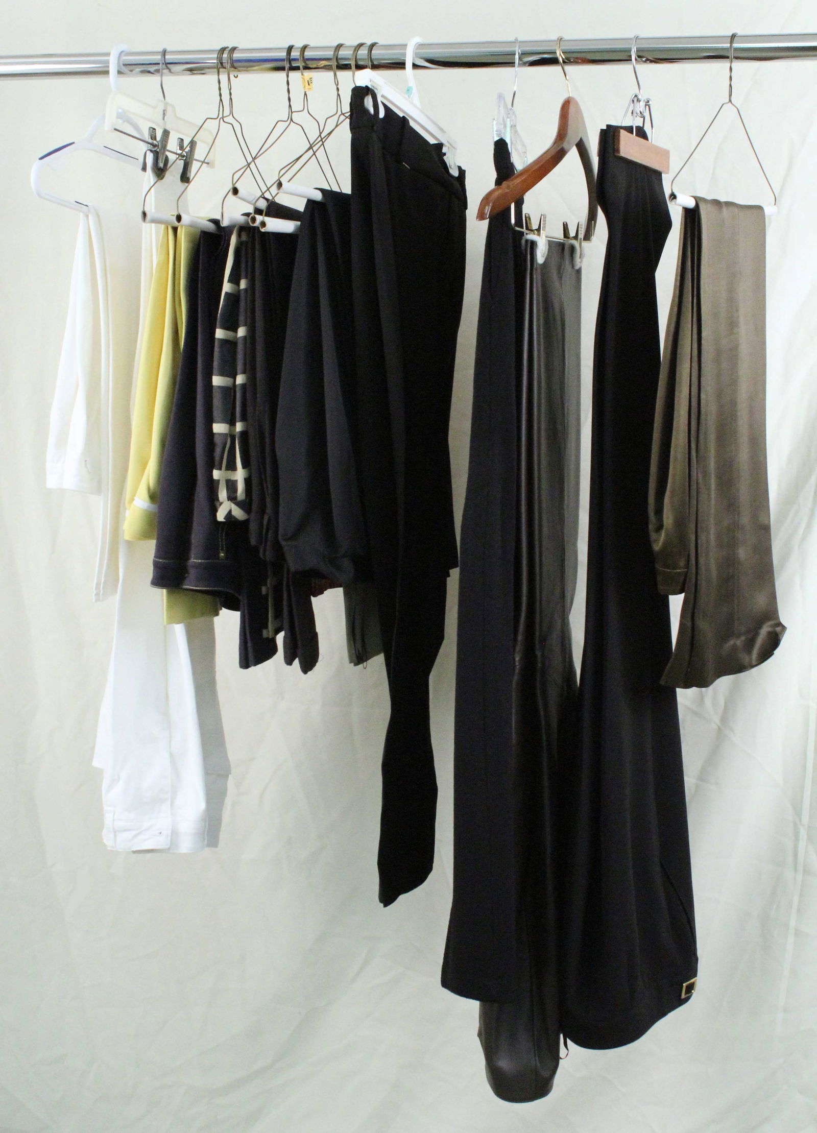 (14) Pair of Women's Pants, St. John, Karan, Etc. (1 of 6)