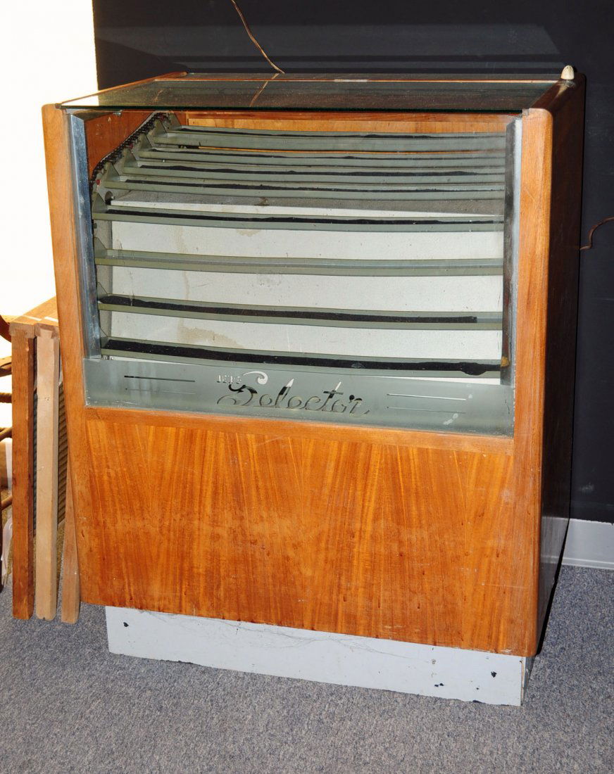 Berg Selector Revolving Electric Display Case