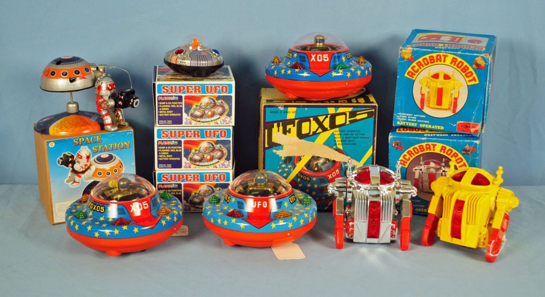 10 Battery Operated UFO, Robot, & Shuttle Toys: 10 Battery Operated UFO, Robot, & Shuttle Toys Includes three UFO XO5's, three Super UFO's, one rotating Space Station, two Acrobat Robots, and one tin Space Shuttle. Condition - UFO XO5's working whe