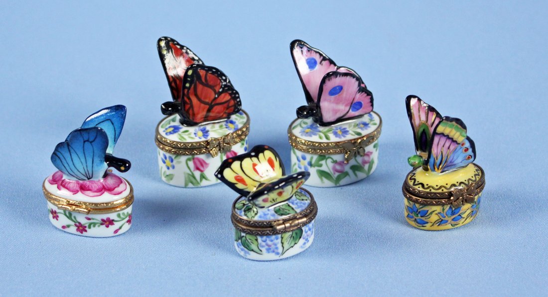 5 Limoges Porcelain Butterfly Boxes Selignac Etc.: Five miniature Limoges porcelain butterfly trinket boxes including two "Lare Selignac". Two signed by the artist "Lare Selignac" butterfly hand painted, one orange and one pink, porcelain boxes, measu