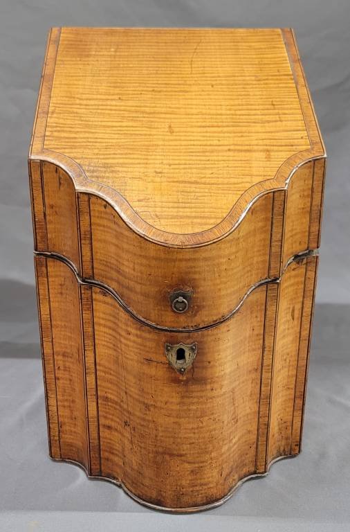 Fine Federal Tiger Maple Knife Box with Inlay: Fine Federal Tiger Maple Knife Box with Inlay, American Circa 1835-40s. Outstanding original surface with original hardware. Has a nice inlayed rope & star inside the box. Over all in very good condit