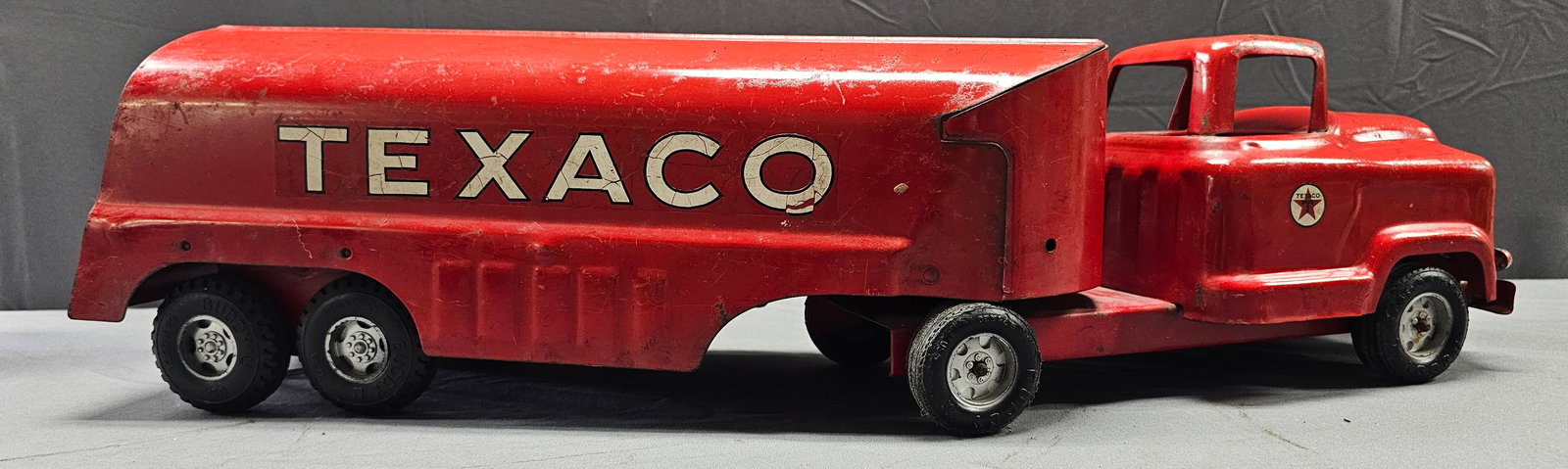 1960s Buddy L Pressed Steel Texaco Tanker Truck: 1960s Buddy L Pressed Steel Texaco Tanker Truck in VG condition. Missing half of the front of the trucks grill, this can be replaced. Size: 24"L