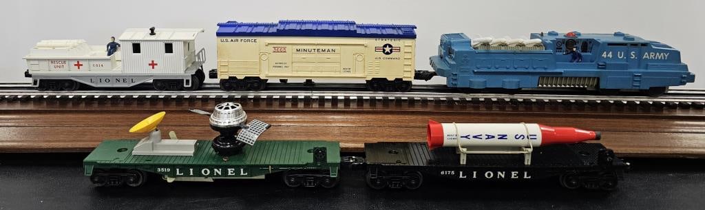 Lionel Postwar Military Engine Set (1 of 7)