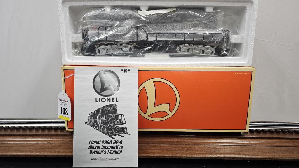 Lionel 2380 Southern Pacific GP-9 Locomotive (1 of 4)