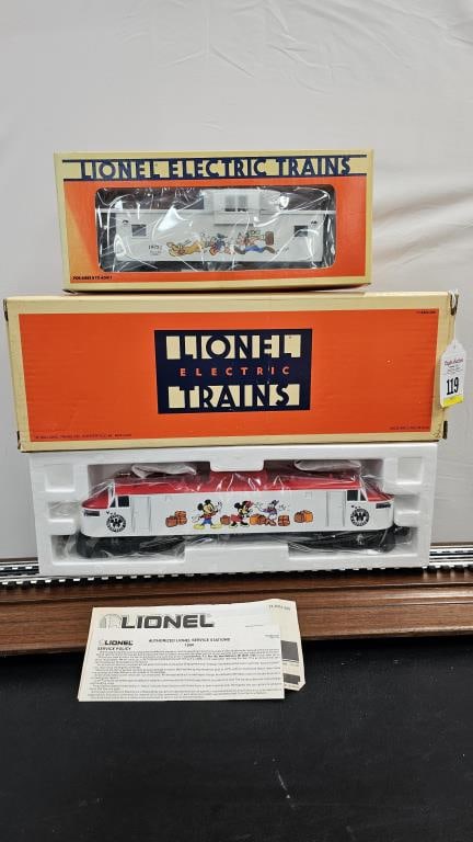 Lionel Disney Eletric Engine & Extended Caboose (1 of 6)