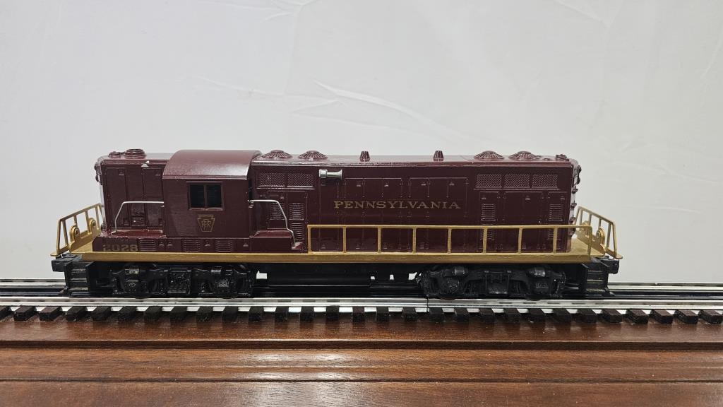 LIONEL POST WAR PENNSYLVANIA 2028 GP-7: LIONEL POST WAR PENNSYLVANIA 2028 GP-7, FULLY TESTED AND OPERATIONAL, NO SCREW CRACKS, C-7
