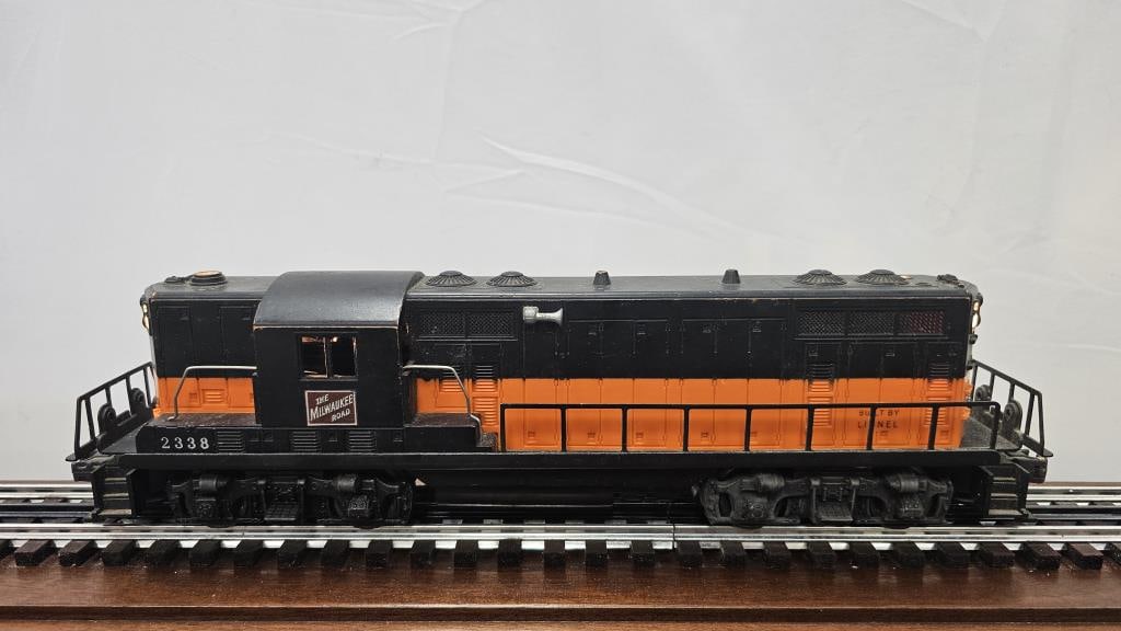 LIONEL POST WAR MILWAUKEE ROAD 2338 GP-7: LIONEL POST WAR MILWAUKEE ROAD 2338 GP-7, FULLY TESTED AND OPERATIONAL, NO SCREW CRACKS, C-6