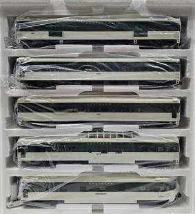 MTH Southern 5 Car 70' Streamline Passenger Set: MTH Premier Southern 5 Car 70' Streamline Passenger Set- Smooth with paperwork. #20-65026, C-9. Operates on O-42 gauge track. the box needs to be re-glued.
