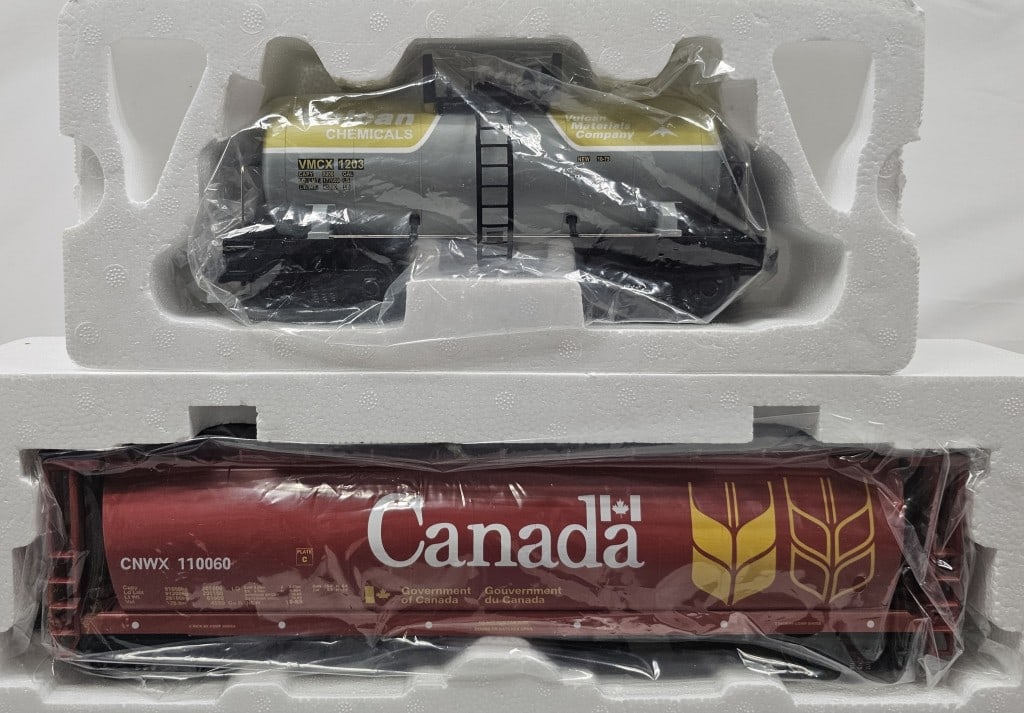 MTH Canada 4-Bay Grain Hopper & Vulcan Tank Car (1 of 2)