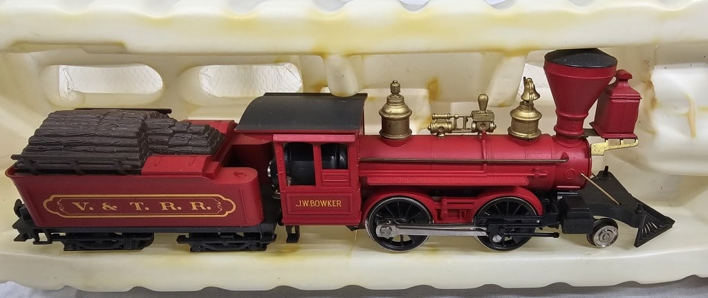 AHM 2-4-0 Bowker 5072-B Virginia & Truckee: Associated Hobby Manufactures Inc. "HO" 2-4-0 Bowker 5072-B Virginia & Truckee. In as seen condition.