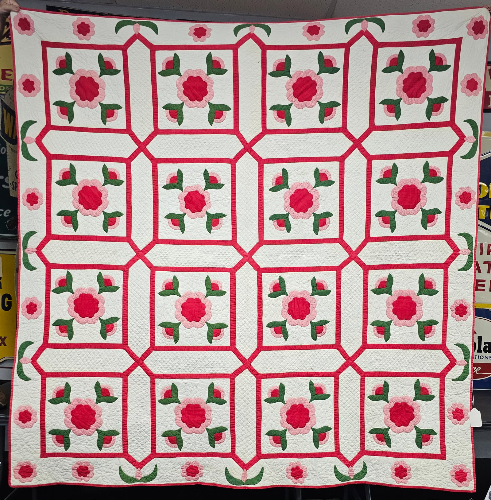 Fine 1900s Rose Cross or Applique Southern Quilt: Fine 1900s Rose Cross or Applique Southern Quilt with a stain on the backing of the quilt. Otherwise Very nice condition, Excellent collector grade and has no moth damage or tears. Size: 85" x 85" Dis