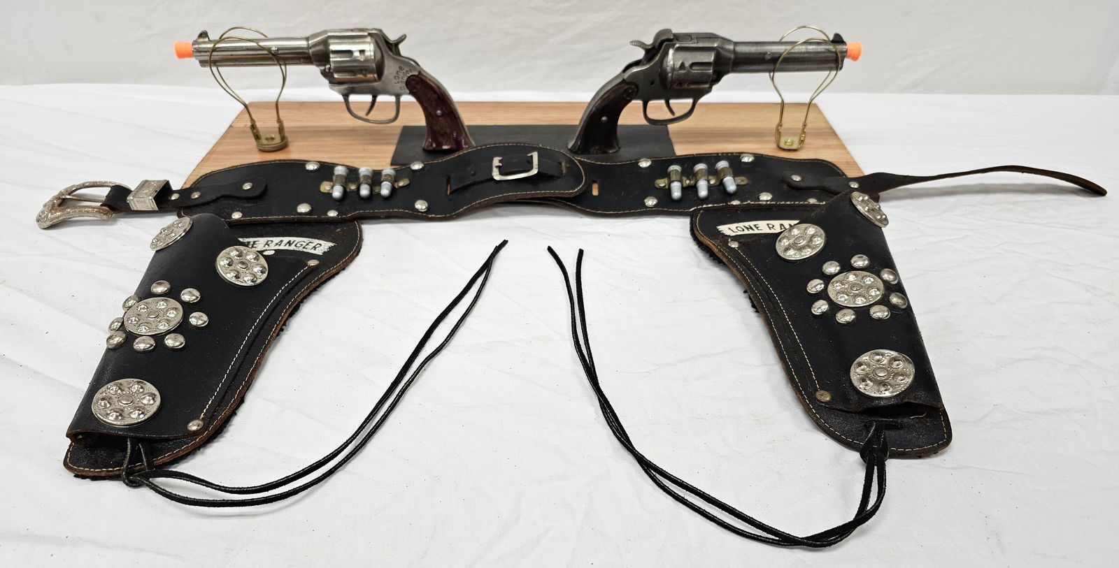 Lone Ranger 2 Gun Holster Cap Gun Set By Kilgore: Great Lone Ranger Two Gun Holster Cap Gun Set By Kilgore. In collector grade condition.