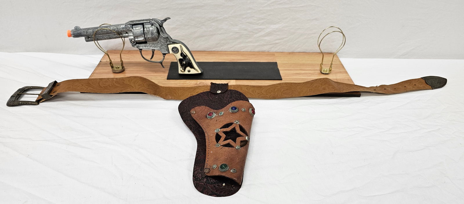 1950 Hubley Texan Cap Gun With Jeweled Holster: 1950 Hubley Texan Cap Gun with a jeweled holster and is in all original collector grade condition. Belt is possibly not original.