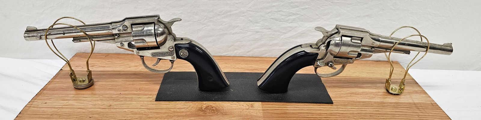 Rare Hubley Remington 36 Cap Gun (Long Barrel) Lot: Rare Pair of 1960 Civil War Centeniel very low run of these Remington 36 cap guns (Long Barrel), Hubley Remington 36 Cap Gun Lot of 2 with original black grips and the guns are in Excellent plus condi