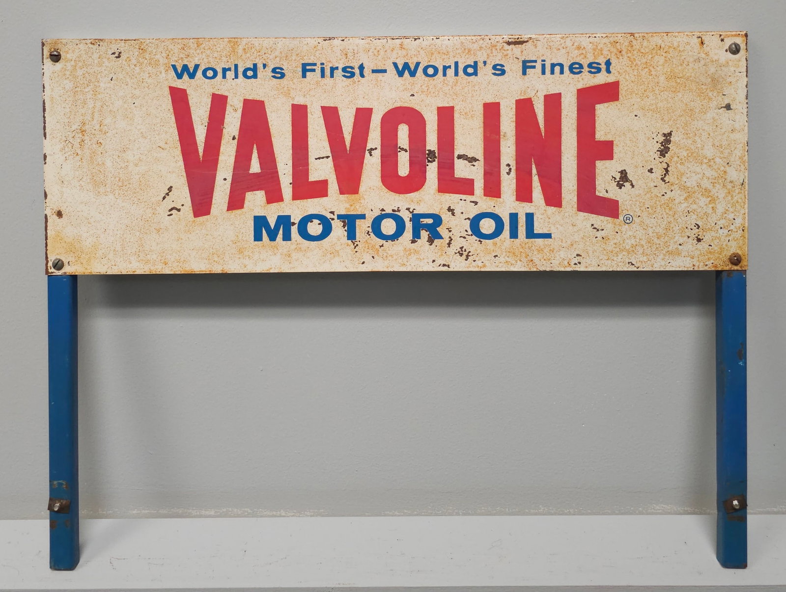 Valvoline Motor Oil, Oil Can Rack Topper: Authentic Valvoline Motor Oil, Oil Can Rack Topper Display/Advertisement in original state as seen. Size: 20 1/4" W x 15 1/2"