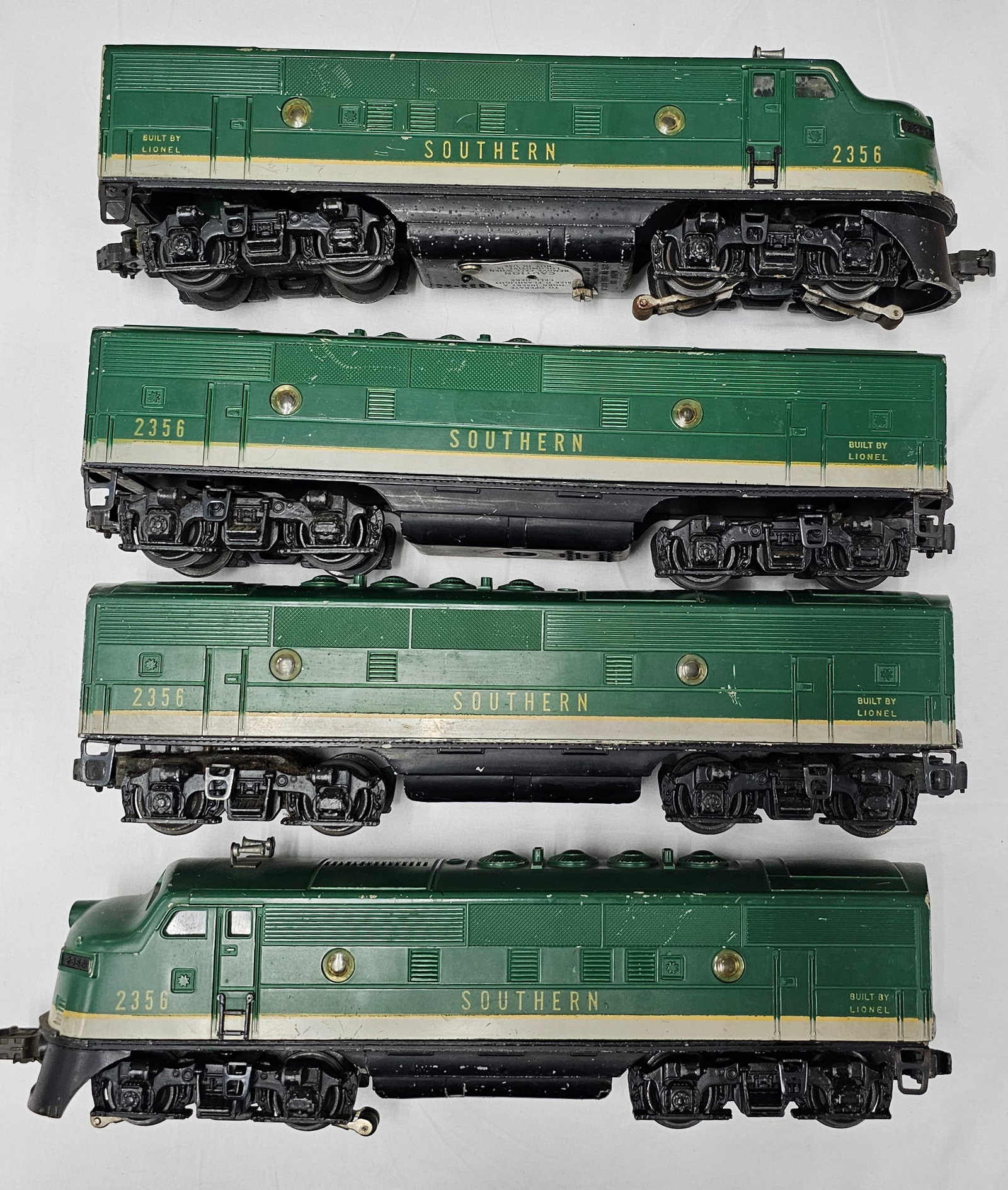 Lionel Post-War Southern ABBA Set: Lionel Post-War Southern ABBA Set, battery compartment in the A Dummy Unit is very clean, this unit is untested and is in C-5 condition, great operator set.