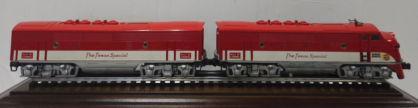 Lionel Post War Texas Special A&B Diesels (1 of 8)