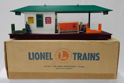 Lionel Postwar #356 Motorized Freight Station W/ original Trucks and Box