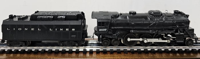 Lionel Post War 2037 Engine & Tender