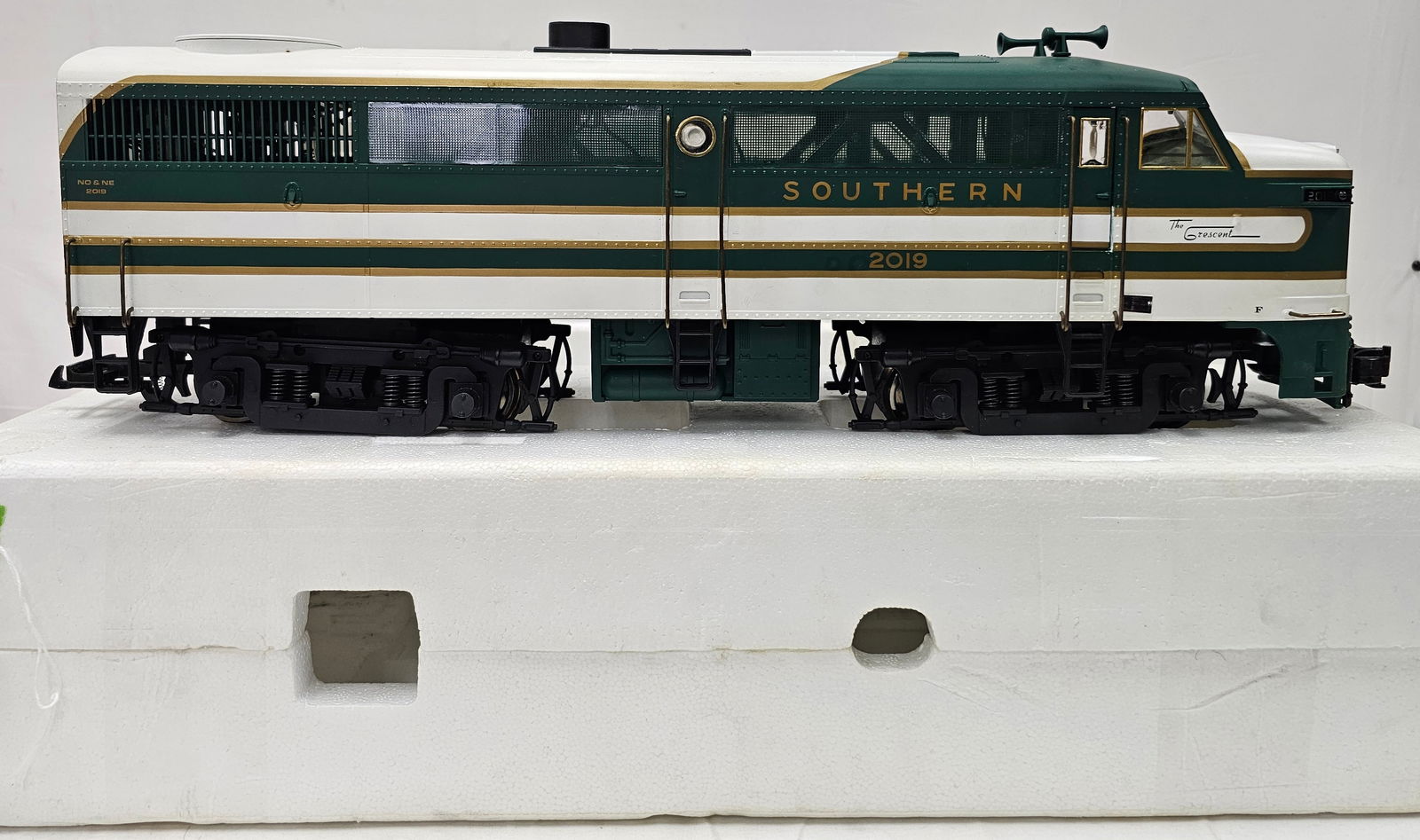 Aristo Craft 22019 Southern FAB Diesel Locomotive: Aristo Craft 22019 Southern FAB Diesel Locomotive, C-7+ B unit C-8 Extremely rare.