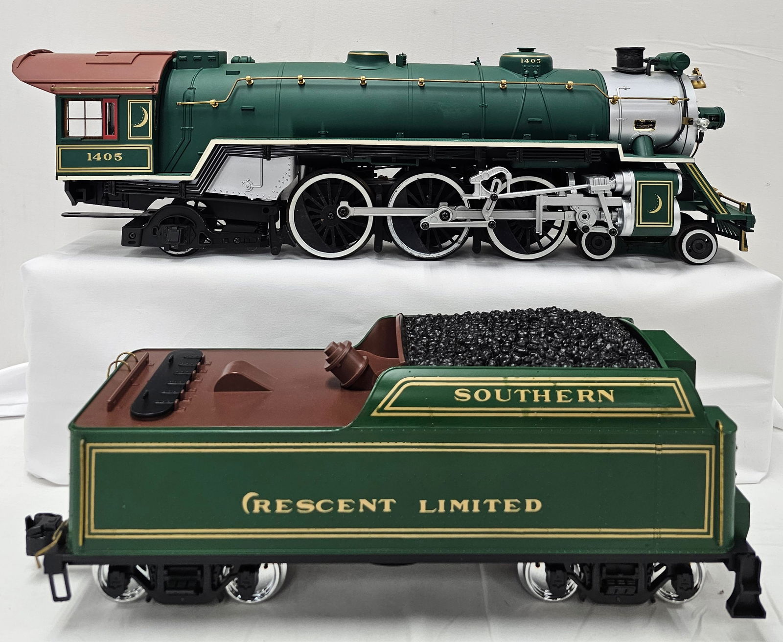 Aristo Craft Southern Crescent 4-6-2 Loco & Tender: Aristo Craft Southern Crescent 4-6-2 Locomotive & Tender with boxes. 1. Locomotive ART-21405. 2. Tender ART-21805. Tested and fully operational.