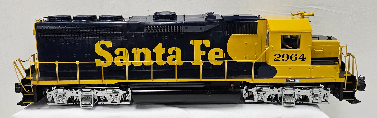 Aristo Craft Santa Fe EMD GP-40 Diesel Engine: Aristo Craft Santa Fe EMD GP-40 Diesel Engine, C-7.5, no box. Lights come on, the sound comes on engine has been converted to a power pack, our thought is very likely to be old school revo. Stricly a