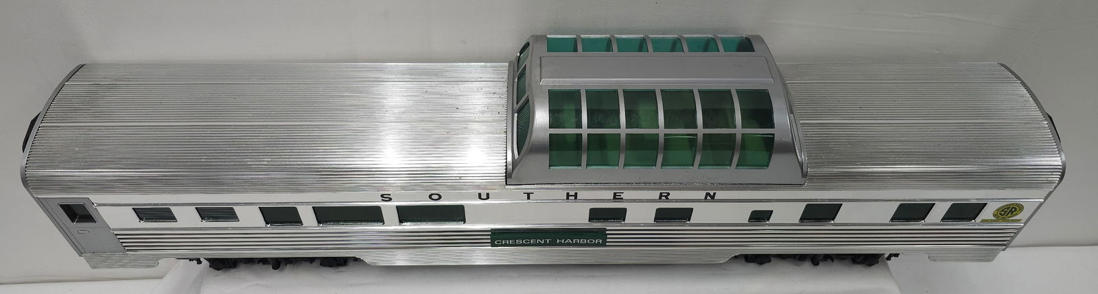 Aristo-Craft Southern "Crescent Harbor" Vista Dome: Aristo-Craft G-Scale 32511 Southern "Crescent Harbor" Vista Dome Aluminum Streamline, C-8, comes with sound. No box. Aluminum body, illuminated interior, approx. 30" L.