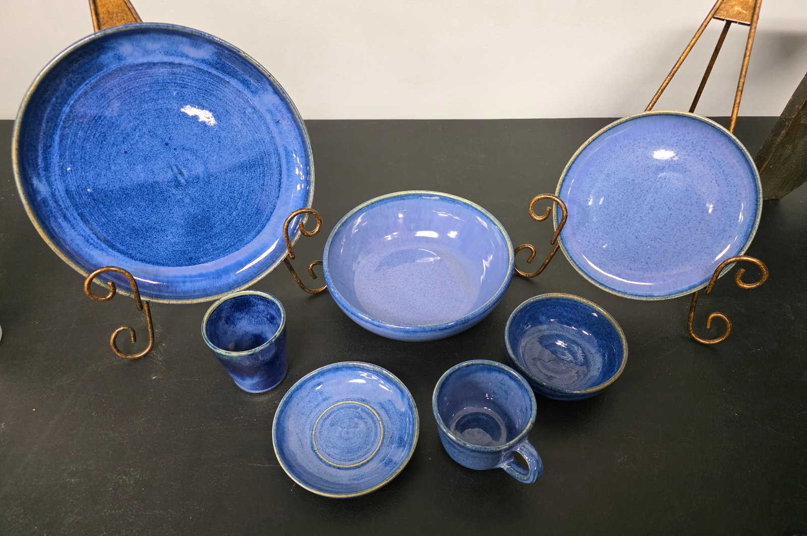 WJ "Bill" Gordy Blue Service Setting of 7 Pieces: WJ "Bill" Gordy Blue Service Setting of 7 Pieces with great eye appeal. Collector grade condition with no damage. Dinner Plate: 9 5/8" Tall