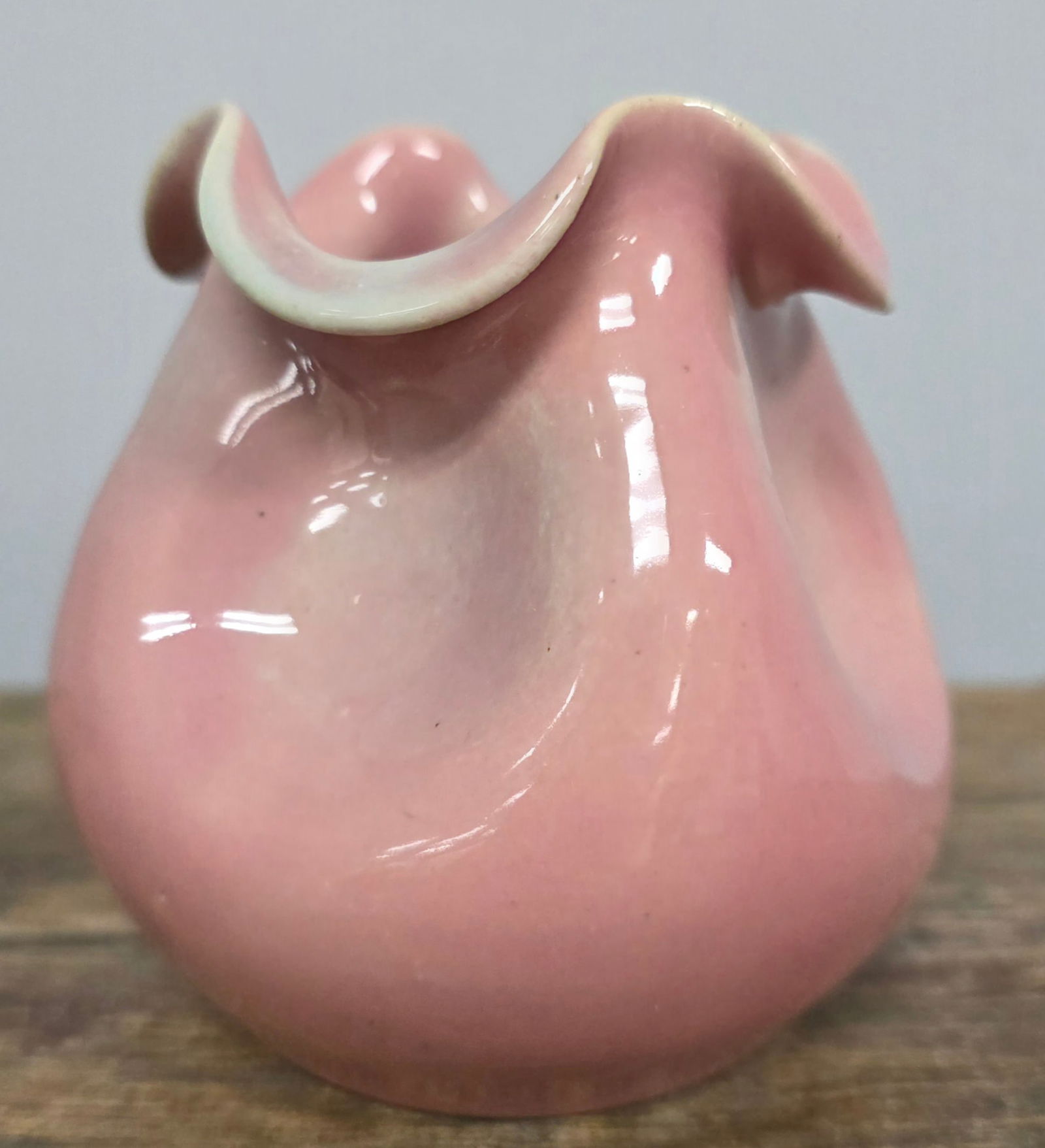Signed WJ "Bill" Gordy Pink Pinched Vase: Signed WJ "Bill" Gordy Pink Pinched Vase in collector grade mint condition. Standing: 3 3/4" Tall