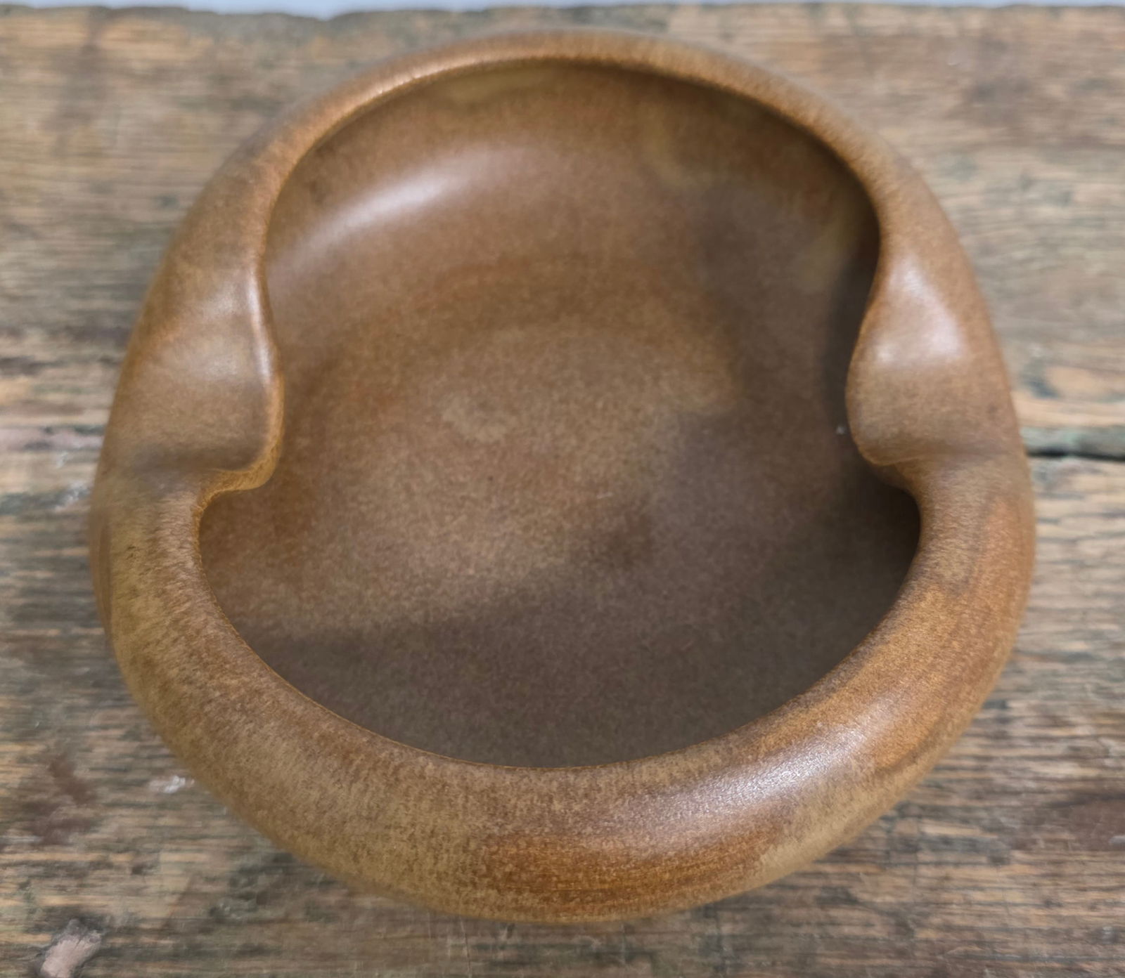 Signed WJ "Bill" Gordy Mountain Gold Ashtray: Signed WJ "Bill" Gordy Mountain Gold Ashtray in mint condition. Size: 5" Wide.