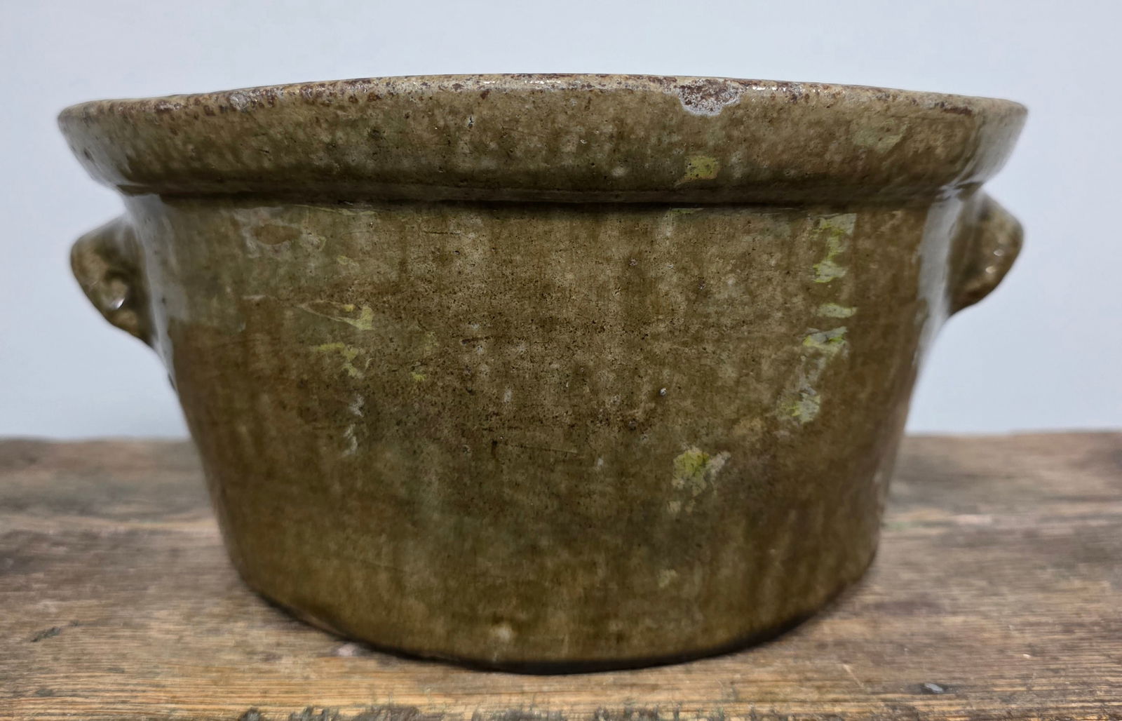 1840-50s Randolph Co. Alabama Baking Dish: Exceedingly scarce 1840-50s Randolph County Alabama Baking Dish with lug handles. Folks this is one of the most incredible baking dishes we have ever brought to market at Cagle Auction this lug handle