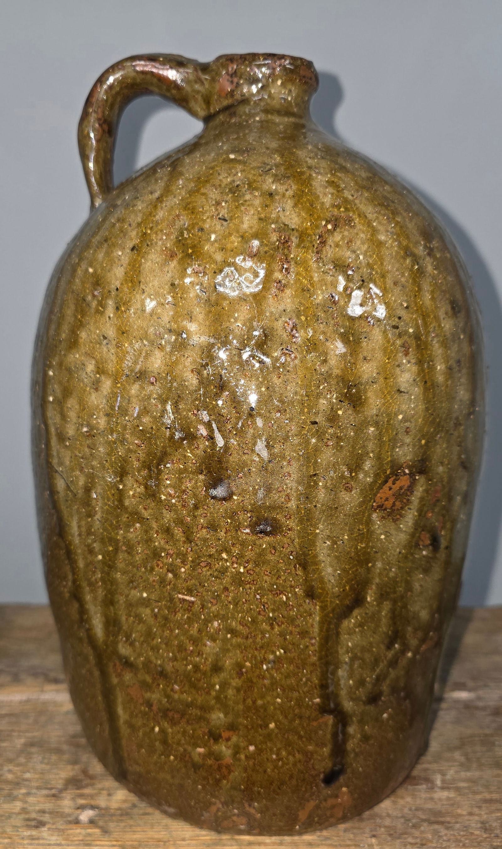 Fine Cleburne County Alabama 1gal Jug: Beautiful Cleburne County Alabama lime alkaline glazed one gallon jug, with bold runs and is in collector grade condition. This example bears the classic mouth handle terminal connection and pinched